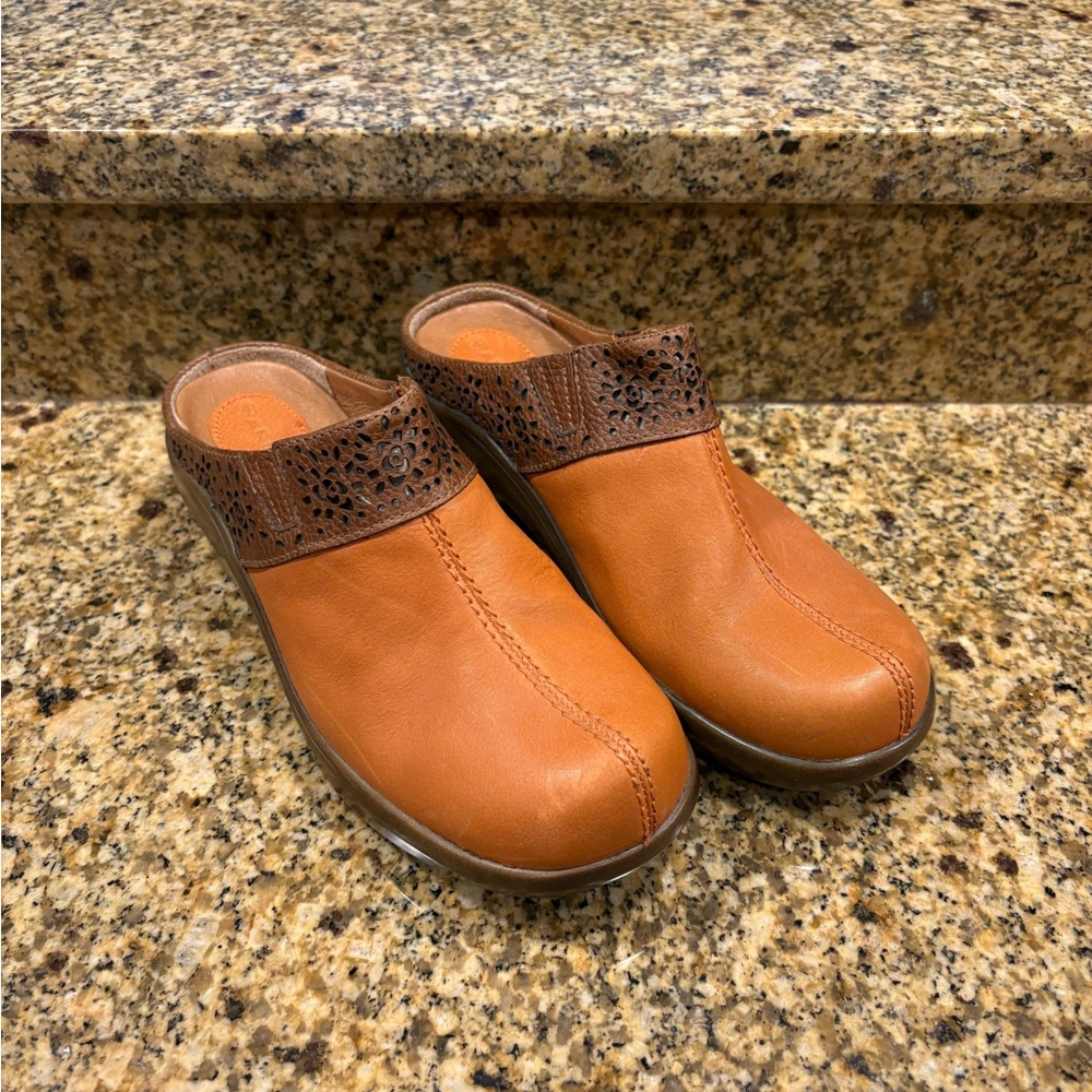 Ariat Santa Cruz Orange Leather Mules Clogs size 8 Barely Worn